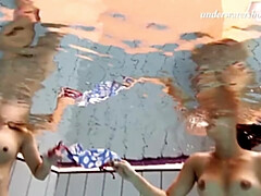 Arsch, Grosser arsch, Grosse titten, Braunhaarige, Freundin, Pool, Öffentlich, Jungendliche (18+)