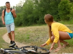 Arsch, Blasen, Braunhaarige, Süss, Handjob, Küssen, Im freien, Rasiert