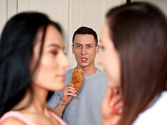 Incroyable, Noire, Sucer une bite, Brunette brune, En levrette, 2 femmes 1 homme, Branlette thaïlandaise, Mère que j'aimerais baiser