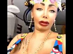 Tetas grandes, Latina