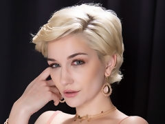Blondine, Hundestellung, Handjob, Milf, Natürlichen titten, Muschi, Kurzes haar, Entkleiden