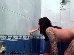 Enthousiasteling, Bruinharig, Masturbatie, Orgasme, Alleen, Tatoeage, Tiener, Speelgoed
