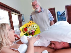 お尻, デカパイ, フェラチオ, 手コキする, なめる, 淫乱熟女, オマンコ, ストリッピング