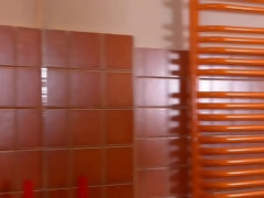 Cuarto de baño, Pies, Penetracion con dedos, Tacones, Lencería, Tetas naturales, Orgasmo, Tatuaje