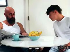 Grote mammen, Daddy, Eerste keer, Vriendin, Hd, Natuurlijke tieten, Schreeuwen, Tieten likken