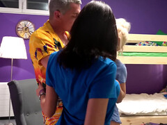 Cul, Sucer une bite, Brunette brune, 2 femmes 1 homme, Fumer, Tatouage, String, Plan cul à trois