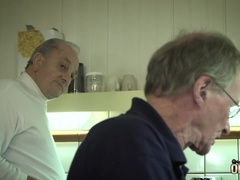 Chambre à dormir, Bikini, Tir de sperme, Queue, Embrassement, Cuisine, Domestique, Avaler