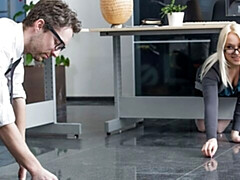 Gros cul, Grosse bite, Blonde, Sucer une bite, En levrette, Seins naturels, Bureau, Jarretelles