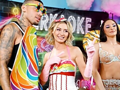 Grosse bite, Blonde, Sucer une bite, En levrette, Seins naturels, Cheveux courts, Adolescente, Nénés