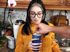 Grosse bite, Sucer une bite, Brunette brune, Lunettes, Seins naturels, Piercing, Adolescente