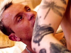 Schlafzimmer, Grosser schwanz, Grosse titten, Sperma im mund, Küssen, Lecken, Masturbation, Tätowierung