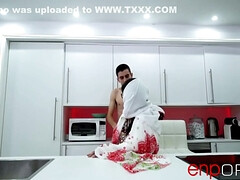 Grosse bite, Gros seins, Brunette brune, Gorge profonde, Branlette thaïlandaise, Mère que j'aimerais baiser, Pov, Chatte