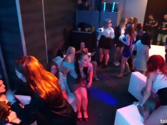 Gek, Erotisch, Groep, Handbeurt, Hardcore, Feest, Openbaar, Tieten likken