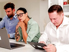 Asiatique, Gros cul, Gros seins, Sucer une bite, Brunette brune, En levrette, Double pénétration, Mère que j'aimerais baiser