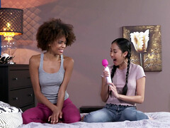 ジーンズ, レズビアン, 天然, 靴, タトゥー, オッパイの, おもちゃ, トレイン