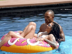 Gros seins, Sucer une bite, Queue, Bâillonner, Interracial, De plein air, Piscine, Transsexuelle