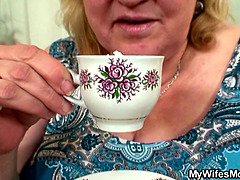 Blasen, Betrug, Oma, Riesig, Reif, Realität, Flotter dreier, Titten