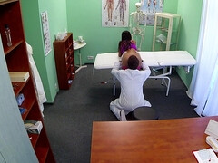 Blasen, Braunhaarige, Arzt, Hundestellung, Aufs gesicht abspritzen, Hd, Natürlichen titten