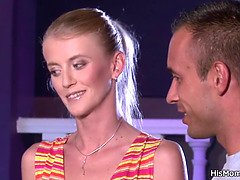 Blond, Rondborstig, Oudere vrouw, Lesbisch, Moeder die ik wil neuken, Kut duiken, Stiefmoeder, Tiener