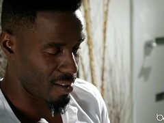 Chambre à dormir, Gros cul, En levrette, Léchez, Seins naturels, Chatte, Tatouage, Mouillée