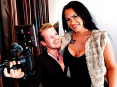 Belle grosse femme bgf, Gros cul, Branlette thaïlandaise, Mère que j'aimerais baiser, Piercing, Rasée, Dénudage, Tatouage