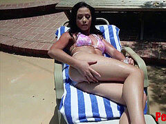 Sucer une bite, Brunette brune, Couple, De plein air, Piscine, Tabou