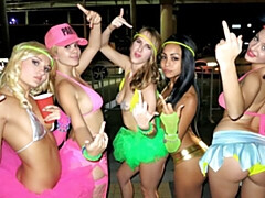 Gros cul, Sucer une bite, En levrette, 2 femmes 1 homme, Seins naturels, Orgie, Adolescente, Nénés