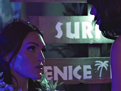 Grote mammen, Pijpbeurt, Bruinharig, Vingeren, Hakken, Shemale, Tatoeage, Tieten likken