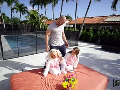 Блондинки, Минет, Член, Две девушки, Натуральные сиськи, Киски, Бритые, Сиськи