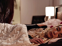 Slaapkamer, Zwart, Blond, Bruinharig, Interraciaal, Lesbisch, Likken, Tepels