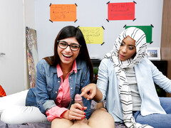 Arabe, Sucer une bite, Gorge profonde, 2 femmes 1 homme, Première fois, Branlette thaïlandaise, Timide, Adolescente