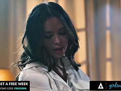 Lieveling, Bruinharig, Vingeren, Hardcore, Zoenen, Lesbisch, Spaans, Tieten likken